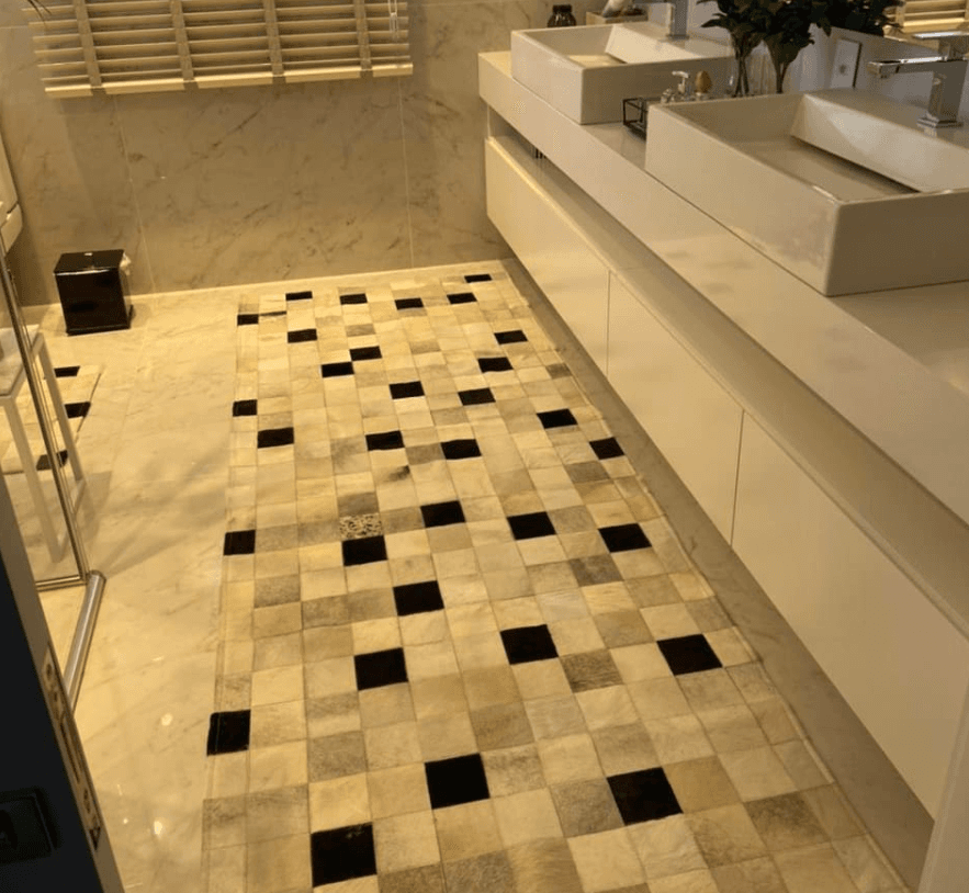 Tapete de couro de cliente em um banheiro